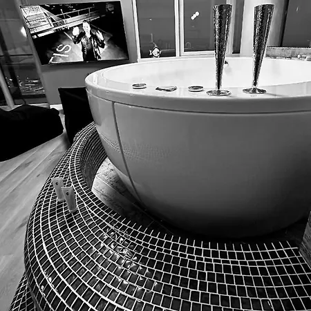Sky Flat Jacuzzi Sauna 27 Floor Апартаменты